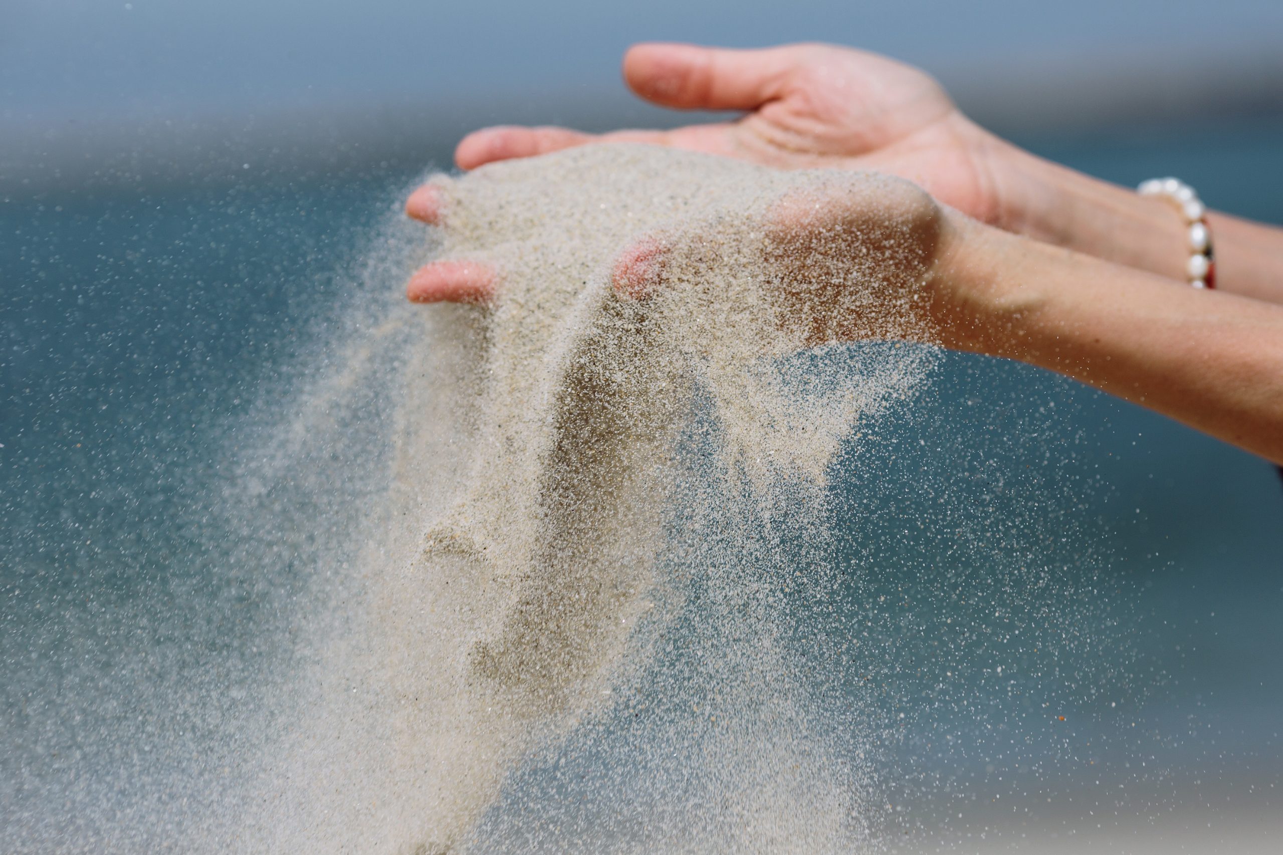 Сыпется песок. Hand releasing dropping Sand.